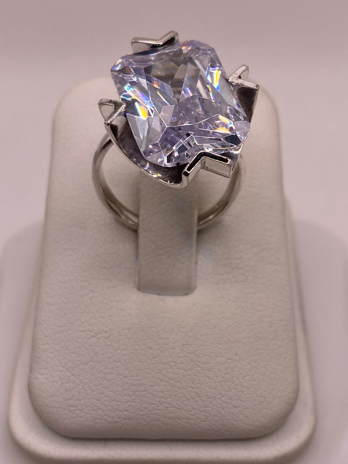 Anillo con Zirconia Facetada en Plata Ley .925
