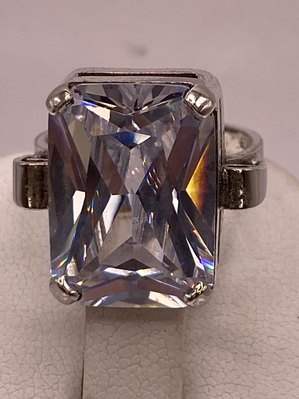 Anillo con Zirconia Facetada en Plata Ley .925