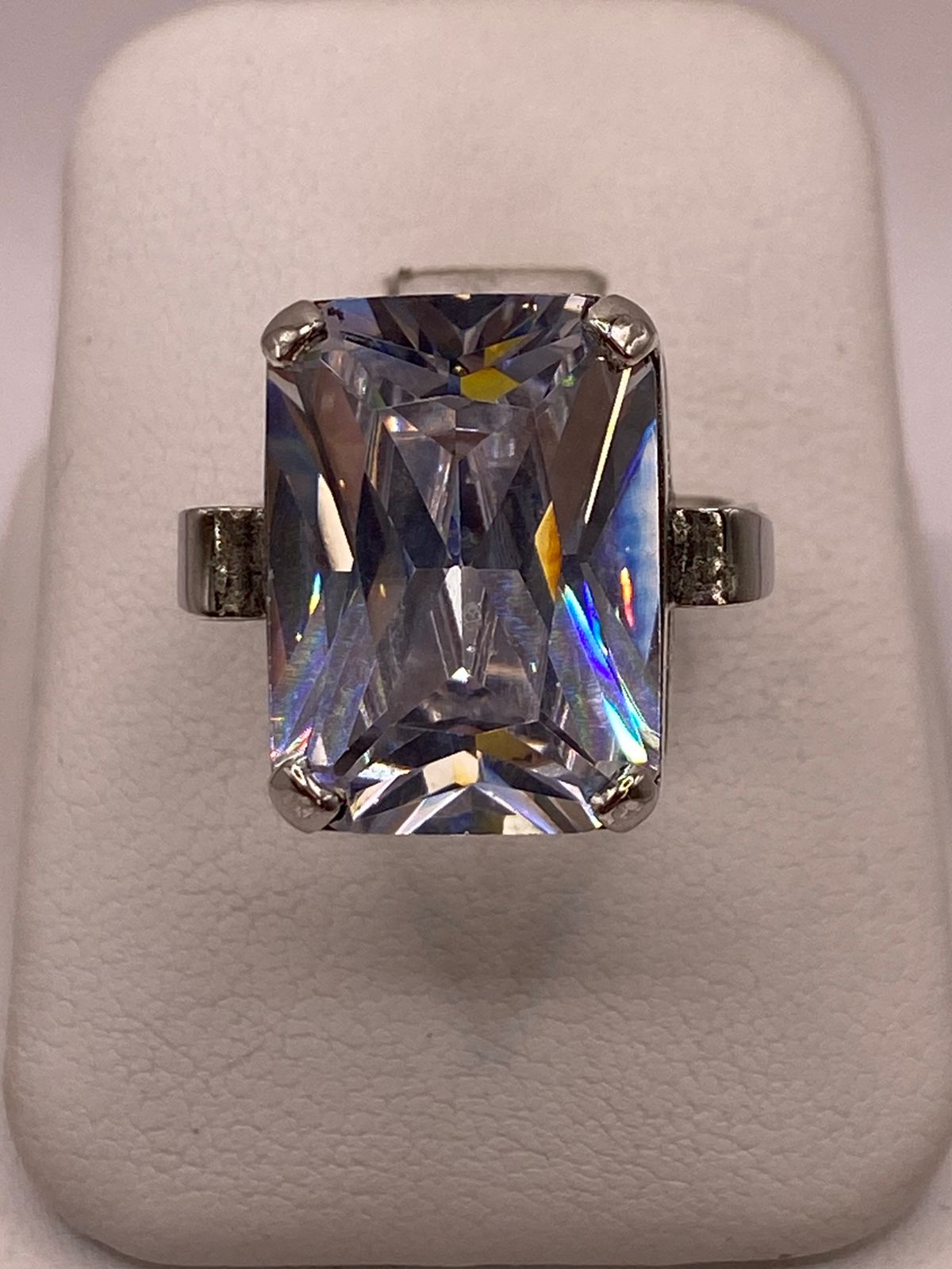 Anillo con Zirconia Facetada en Plata Ley .925