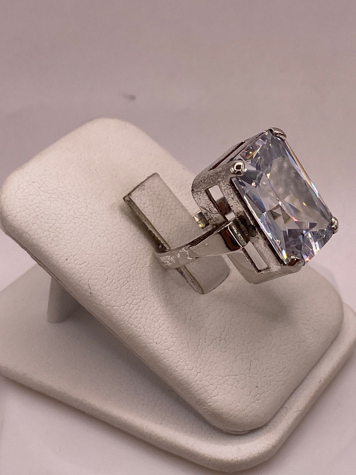 Anillo con Zirconia Facetada en Plata Ley .925
