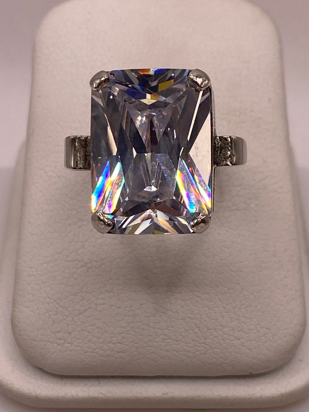 Anillo con Zirconia Facetada en Plata Ley .925
