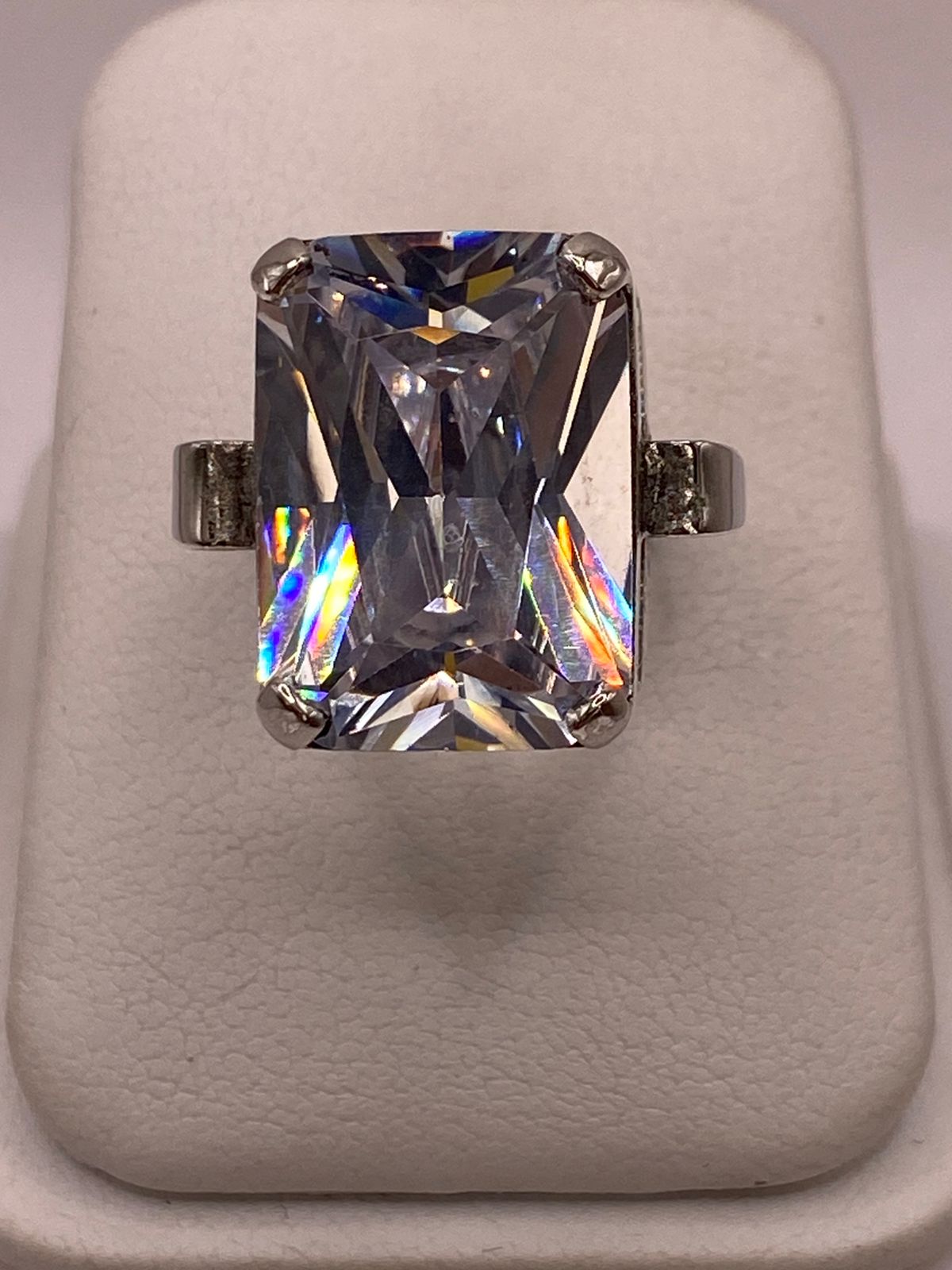 Anillo con Zirconia Facetada en Plata Ley .925
