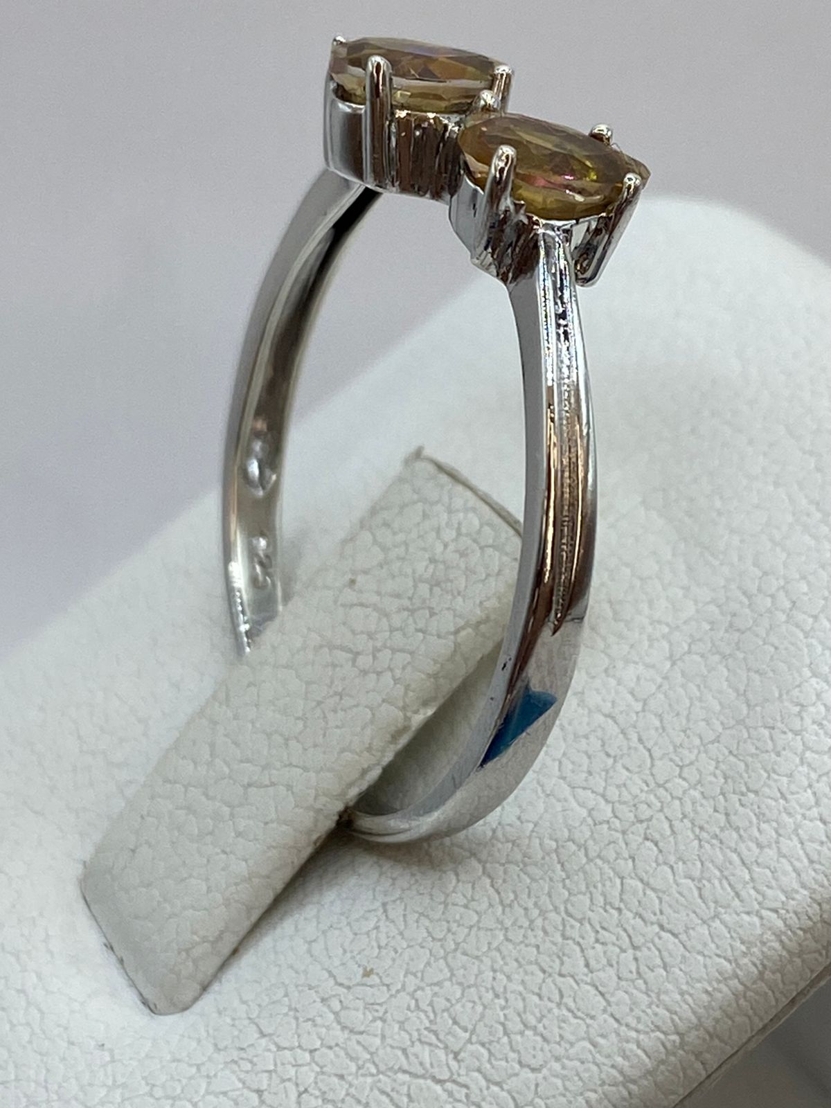 ANILLO  CON ZIRCONIAS COLOR ÁMBAR EN PLATA 925