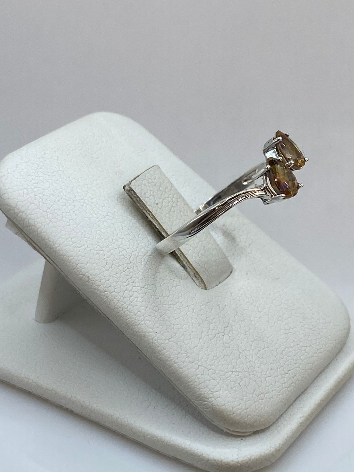 ANILLO  CON ZIRCONIAS COLOR ÁMBAR EN PLATA 925