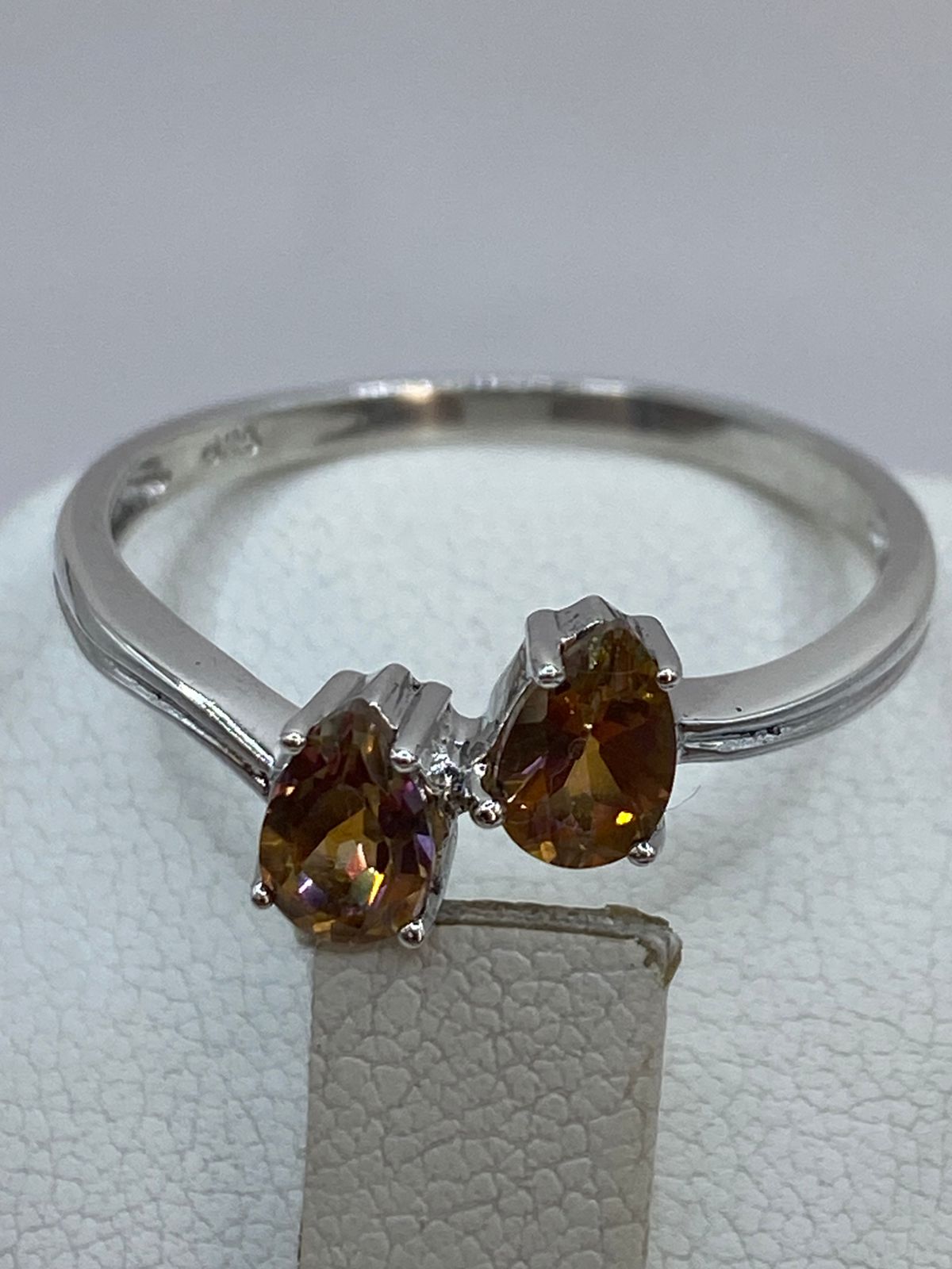 ANILLO  CON ZIRCONIAS COLOR ÁMBAR EN PLATA 925