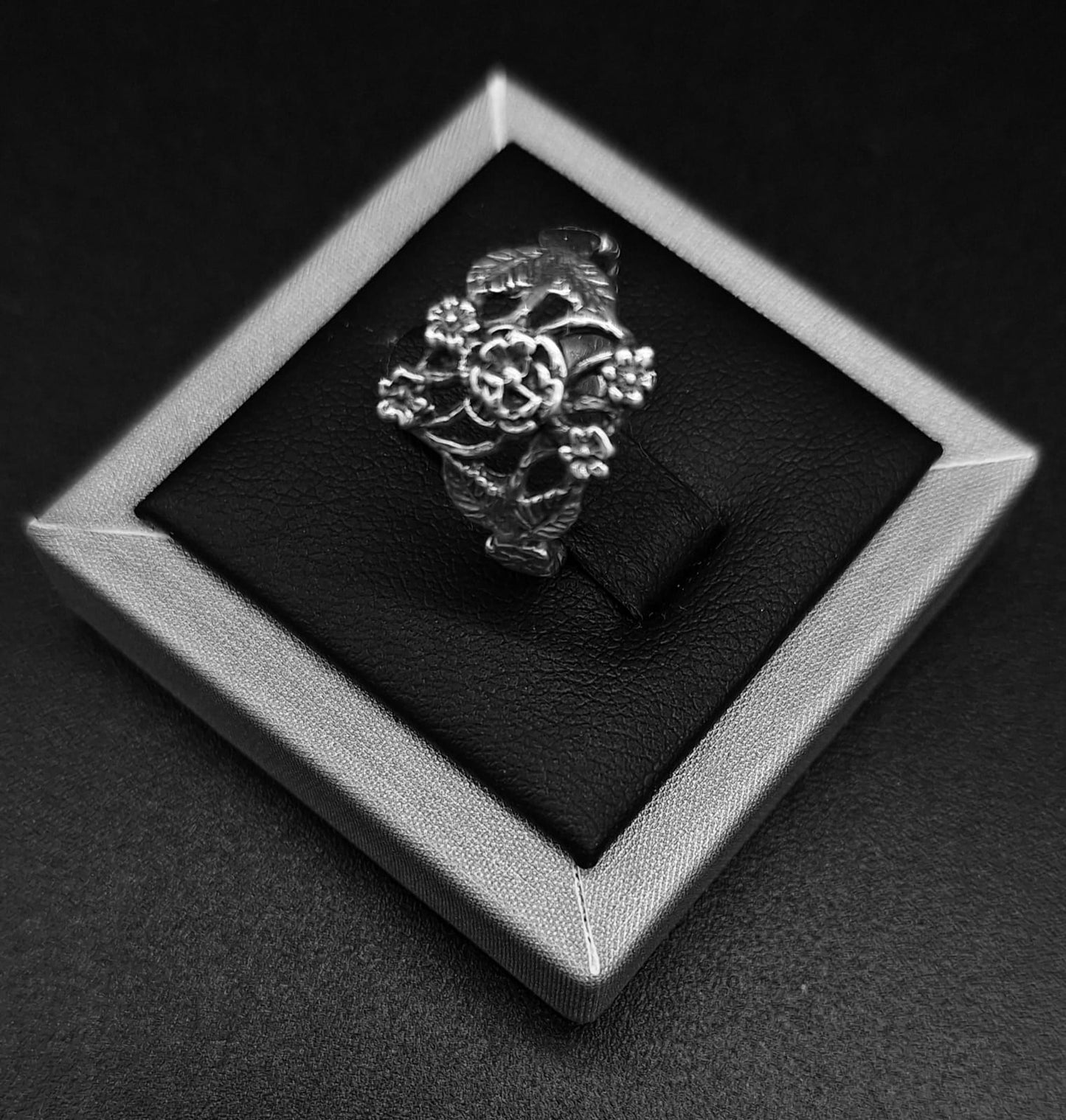 ANILLO FLORES EN PLATA LEY 925