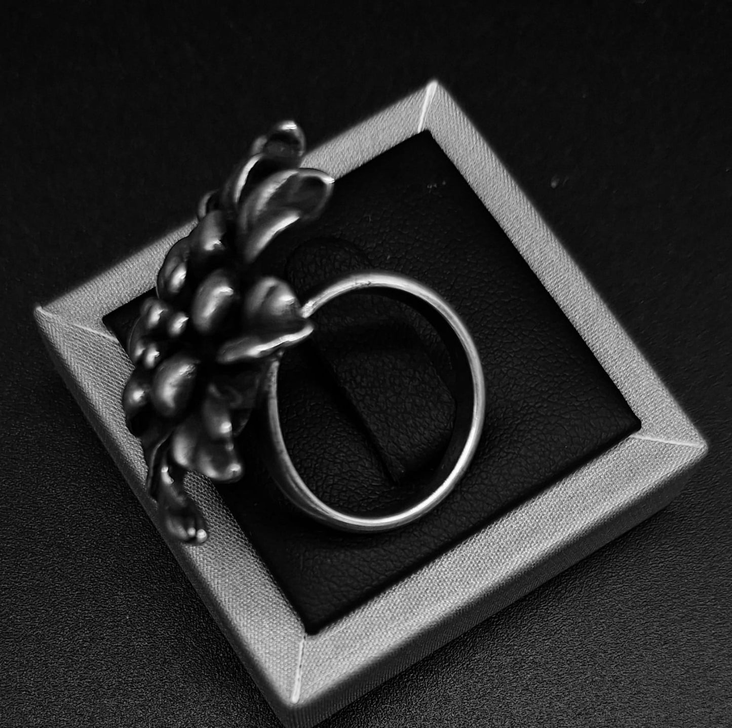 ANILLO FLOR EN PLATA LEY 925