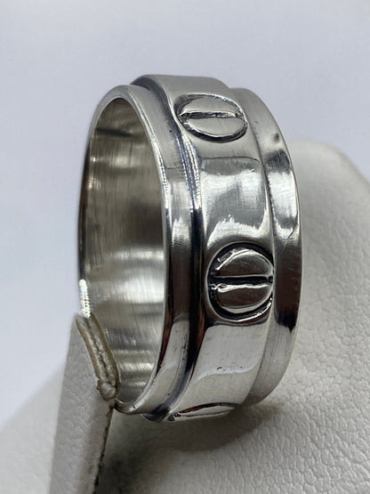 Detalle lateral del anillo de Taxco con sello oval y grabado preciso en relieve