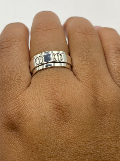 Anillo sobre superficie gris mostrando el sello 925 MEXICO garantía de autenticidad