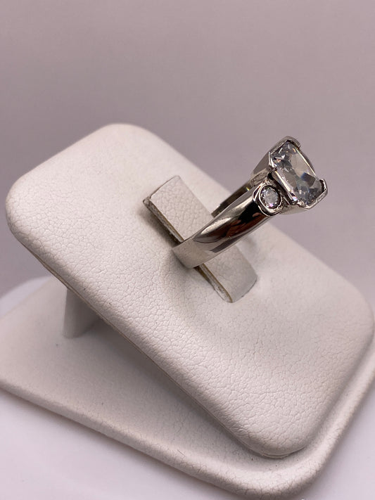 Detalle lateral del anillo mostrando la banda gruesa y el engaste de la circonia