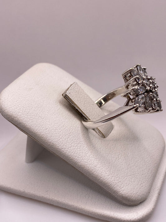 Anillo coctel de plata .925 en la mano de una mujer con manicura rosa