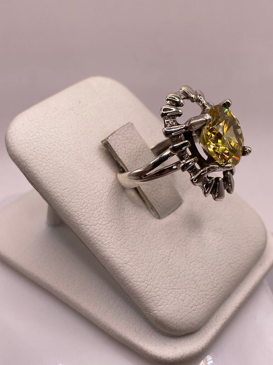 Vista superior del anillo coctel de plata .925 con circonia facetada en marco de hojas