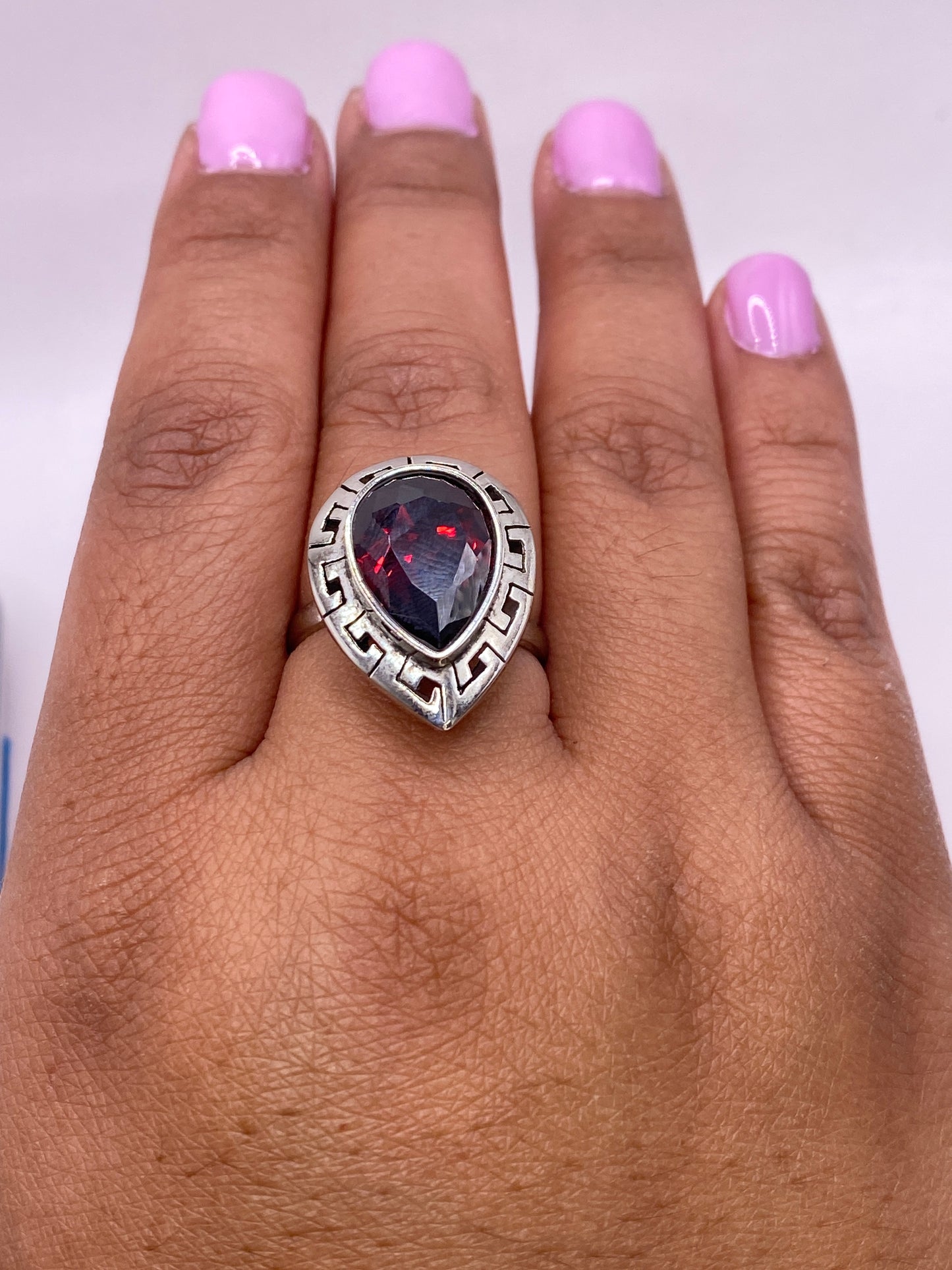 Anillo solitario pesado 6.2 gramos en escala de precisión mostrando autenticidad
