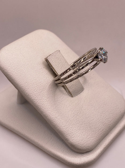 Vista frontal anillo solitario plata .925 con piedra cristalina blanca