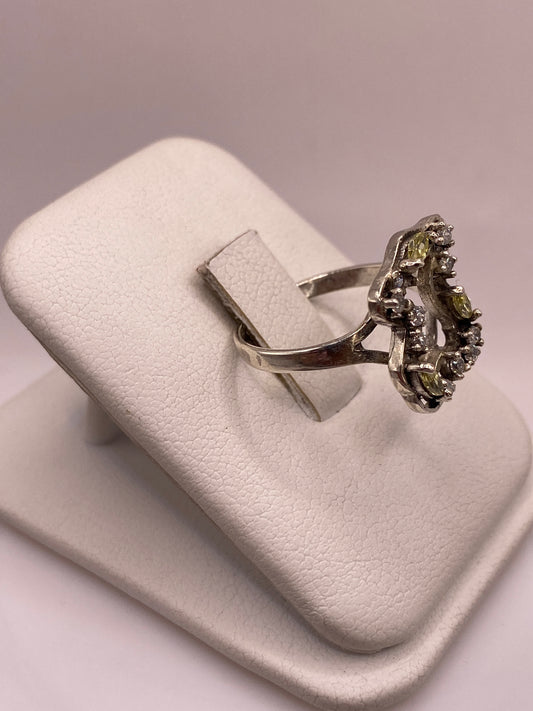Vista lateral del anillo elegante mostrando el engaste de la circonia amarilla