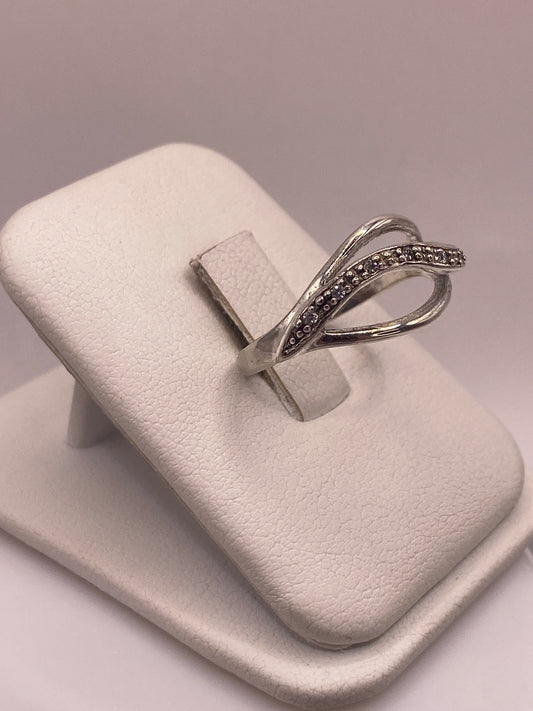 Detalle frontal del anillo solitario mostrando el engaste de la circonia blanca