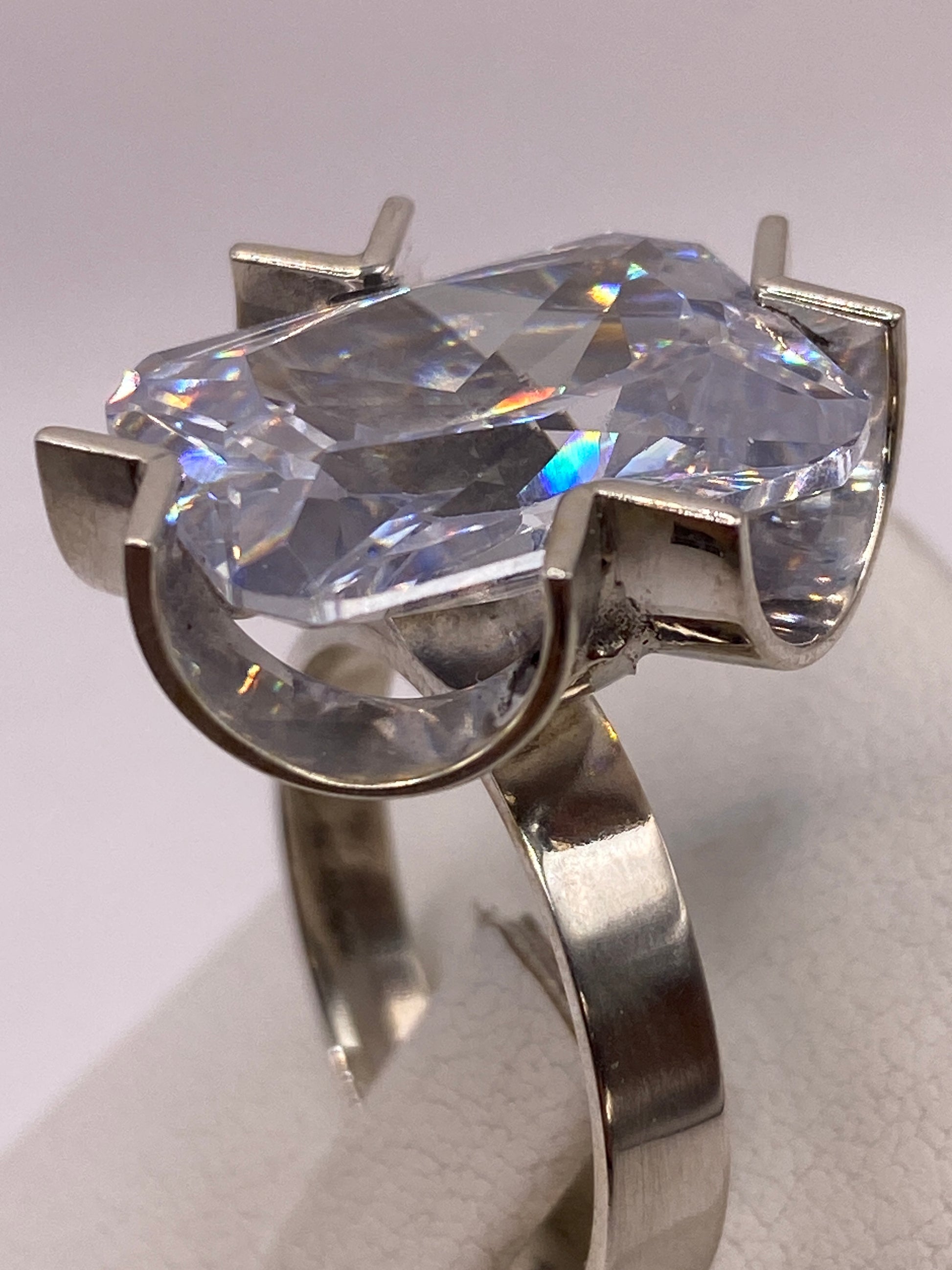 Detalle lateral del anillo solitario en plata Taxco con engaste seguro de la circonia