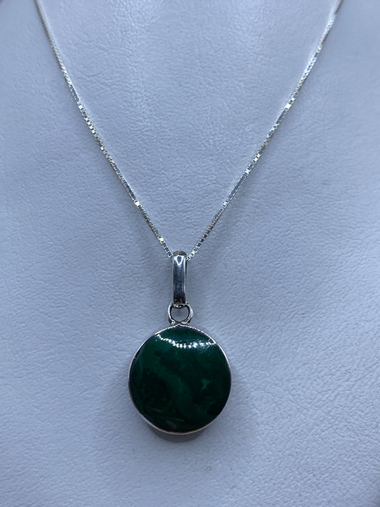 Dije de plata con malaquita verde en cadena plateada — vista frontal