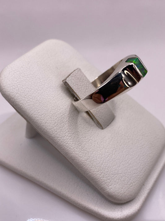 Anillo unisex en plata con ópalo de fuego, detalle lateral mostrando la banda geométrica