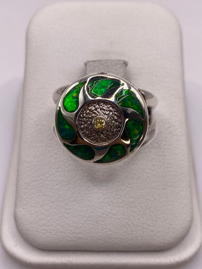 Anillo de plata .950 con ópalo de fuego verde limón engastado a mano, frente circular geométrico