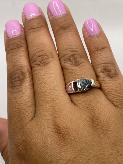 Sello 950 del anillo y peso de 3.9 gramos en balanza de joyería