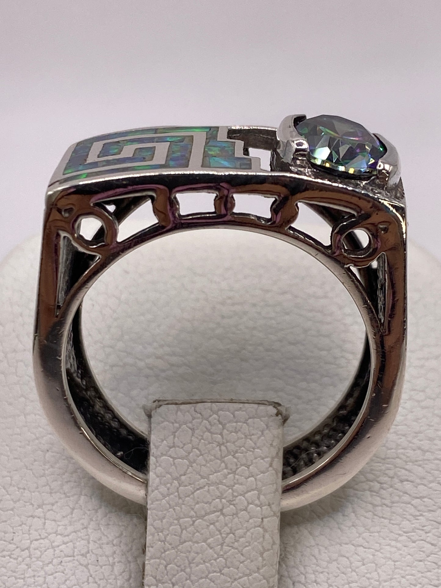 Lateral del anillo prehispánico mostrando la banda de 8 mm con líneas geométricas precisas