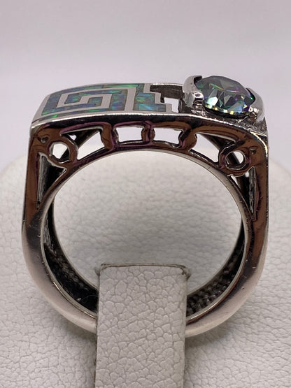 Lateral del anillo prehispánico mostrando la banda de 8 mm con líneas geométricas precisas