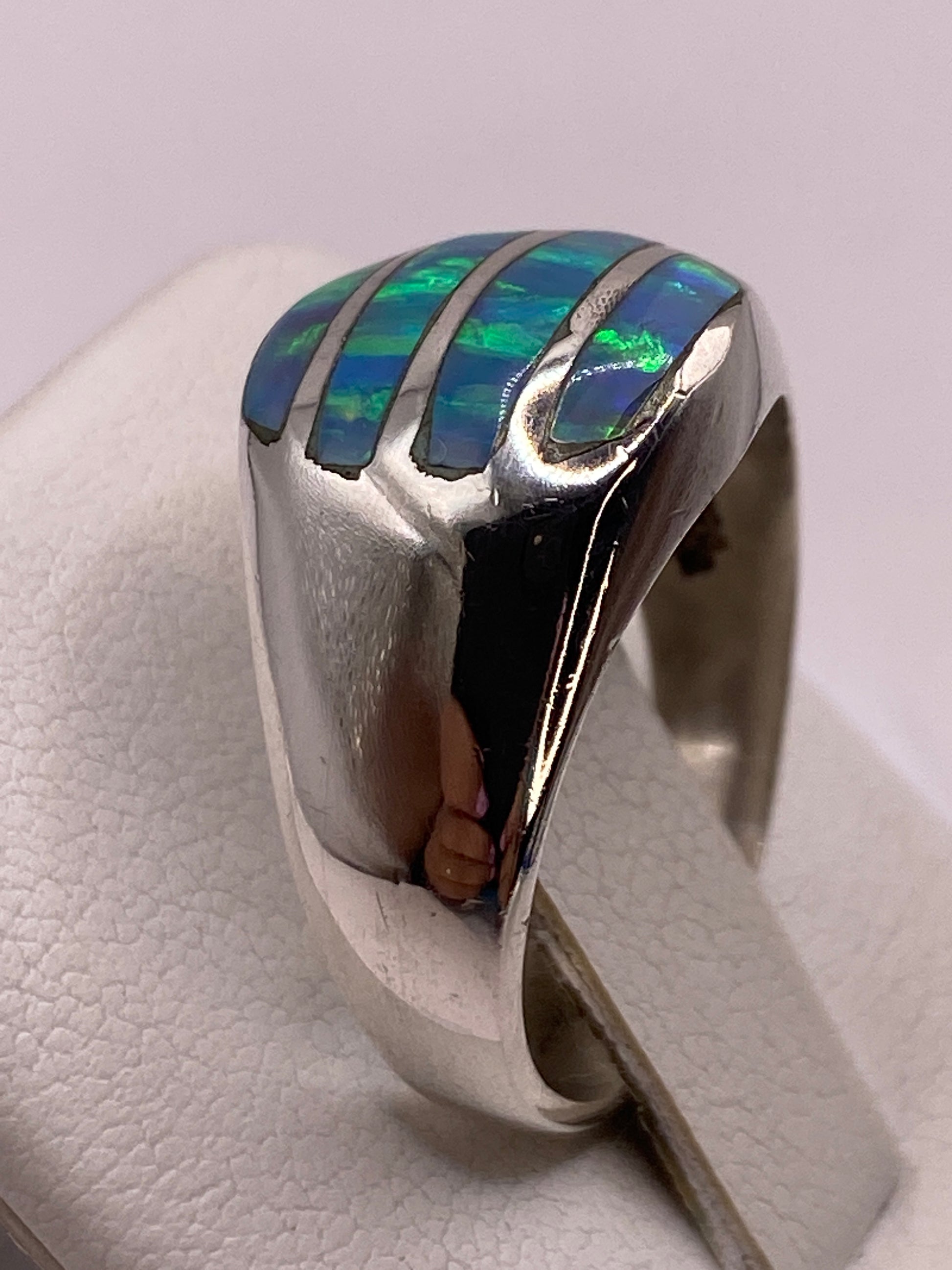 Detalle lateral del engaste seguro del ópalo en plata pulida