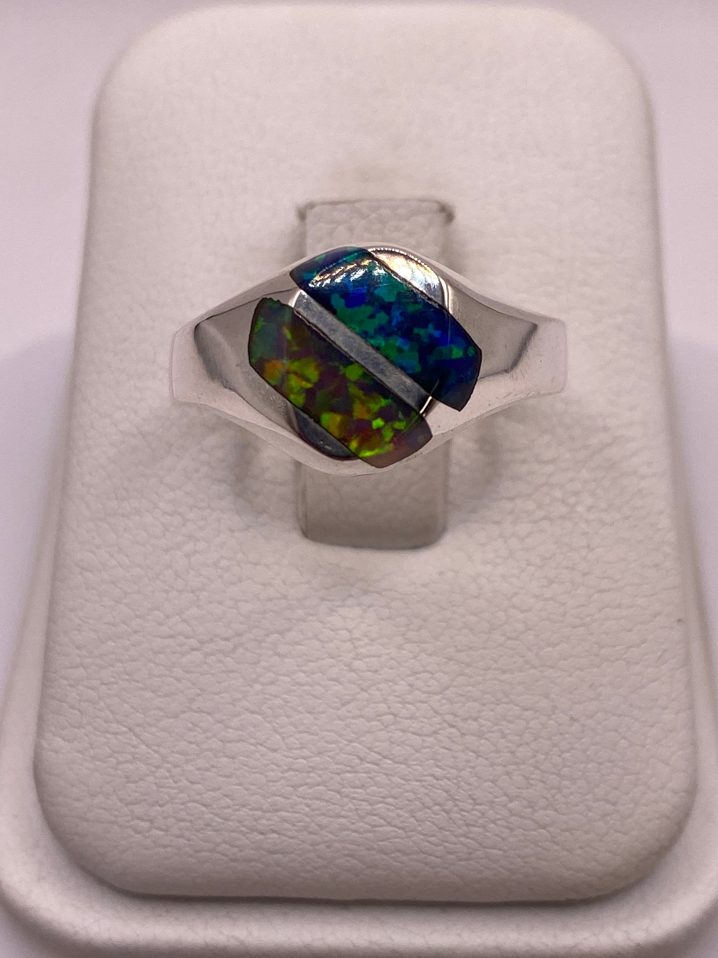 Anillo de plata .925 con ópalo de fuego multicolor mostrando juego azul verdoso