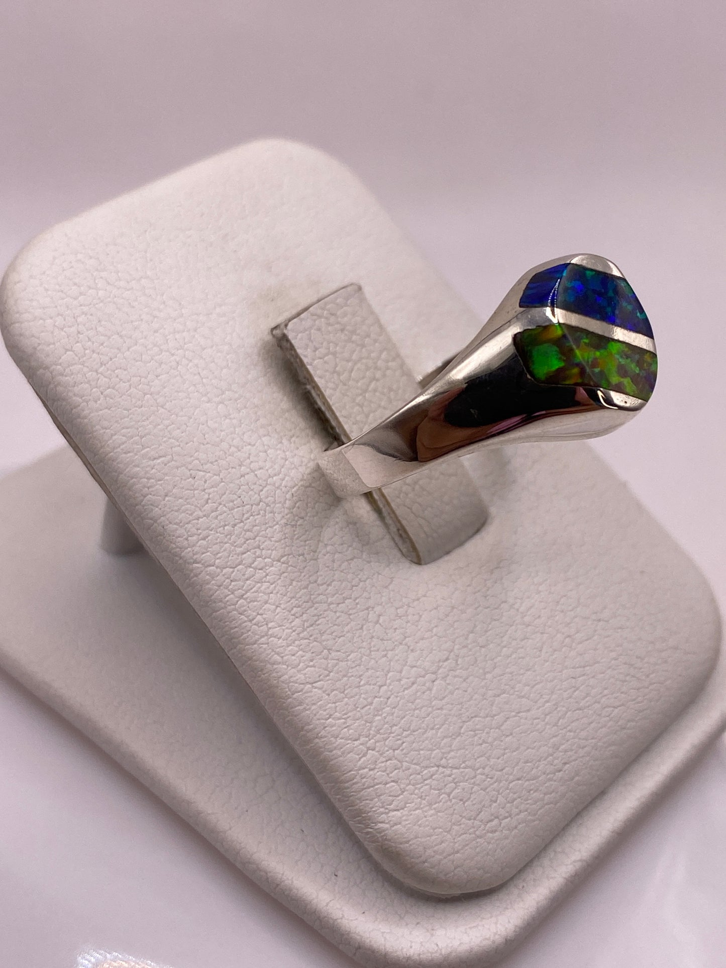 Vista lateral del anillo unisex con ópalo natural de fuego en plata