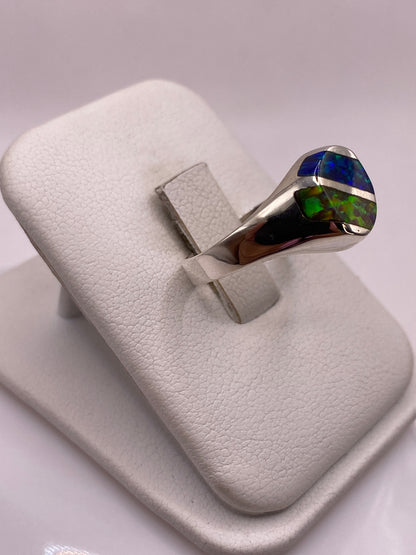 Vista lateral del anillo unisex con ópalo natural de fuego en plata