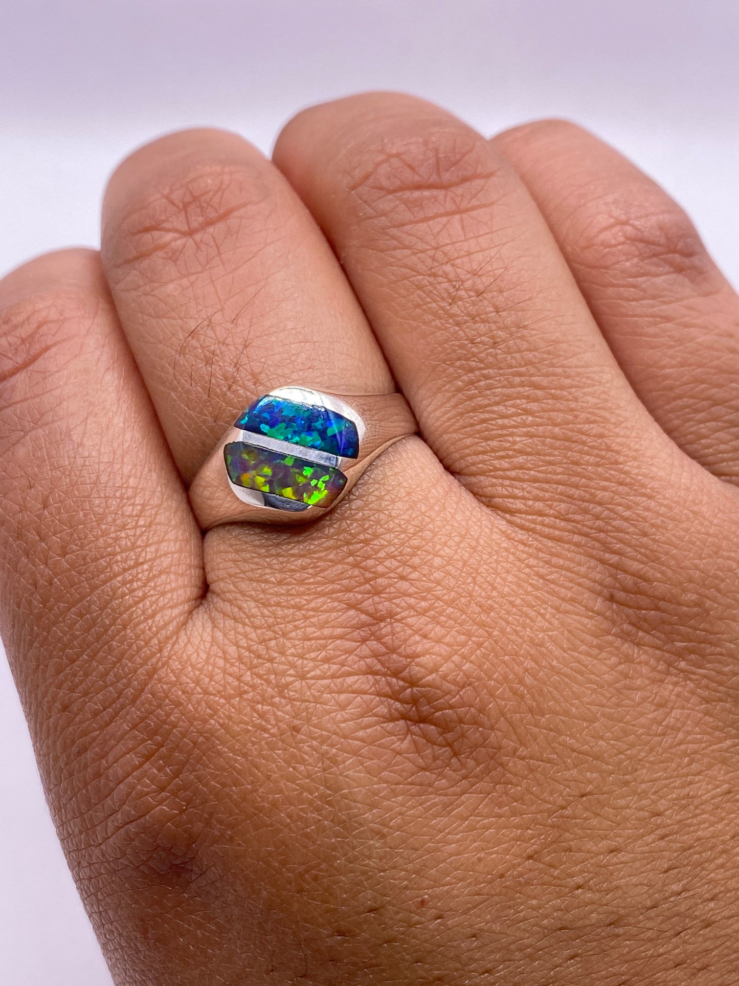 Anillo sobre fondo blanco mostrando el sello 925 MEXICO en la banda