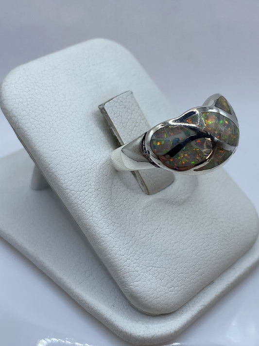 Vista lateral del anillo coctel en plata pura .950 mostrando el engaste del ópalo
