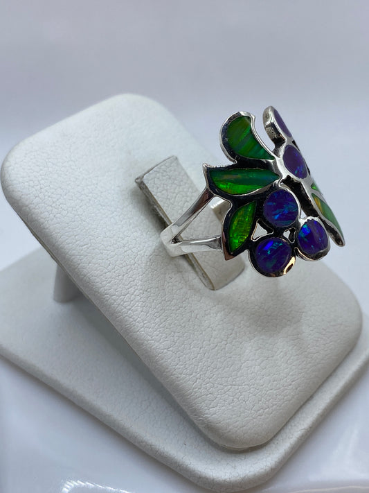 Vista lateral del anillo floral de ópalo morado en plata .925 de Taxco