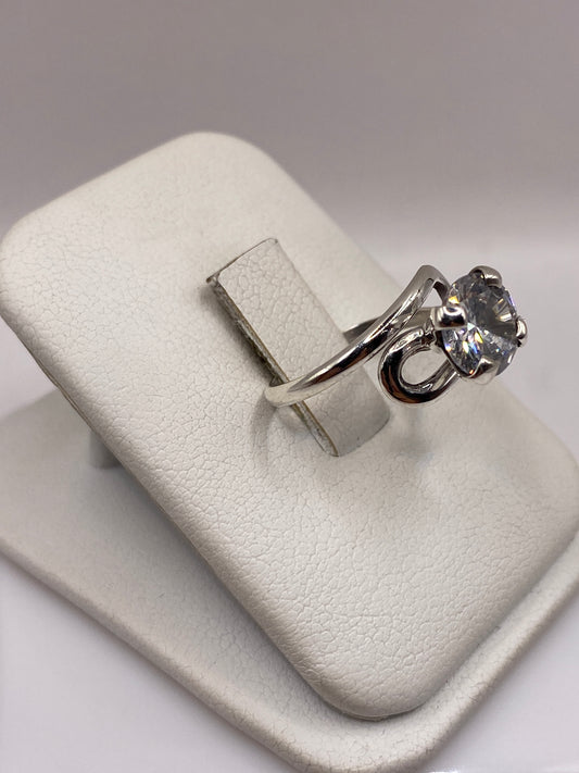 Vista lateral del anillo envolvente con detalle del engaste en plata .925