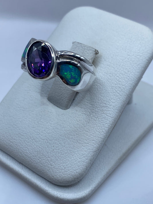 Vista frontal del anillo envolvente en plata .925 con piedra multicolor
