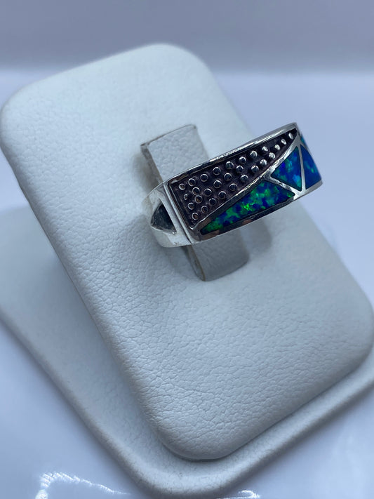Detalle de la piedra ópalo de fuego azul y verde en anillo geométrico de Taxco