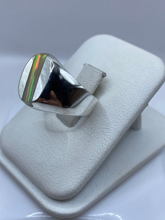 Vista lateral del anillo masivo de plata .925 con cabujón de ópalo de fuego