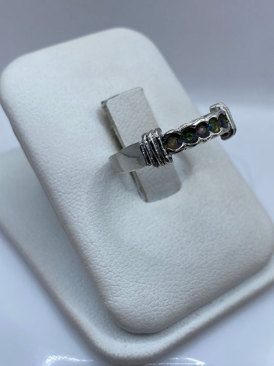 Vista lateral del anillo minimalista en plata .925 con detalles texturizados en los laterales