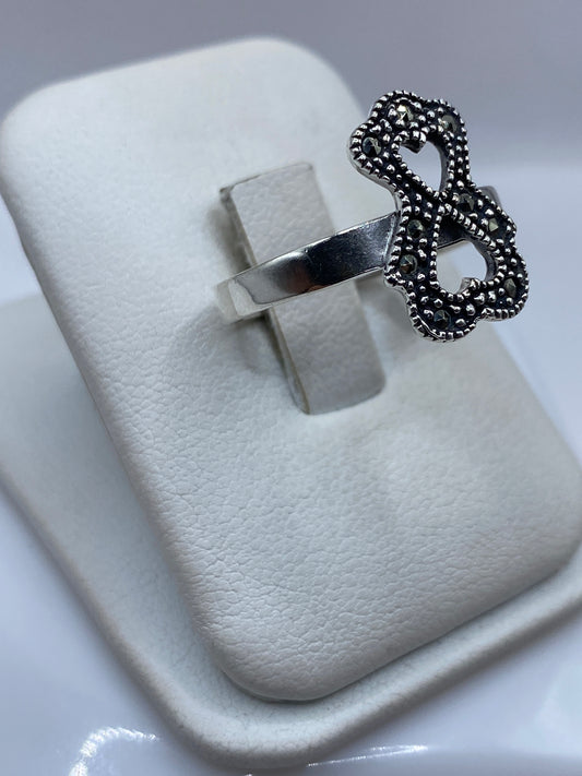 Vista lateral del anillo vintage doble corazón en plata .925
