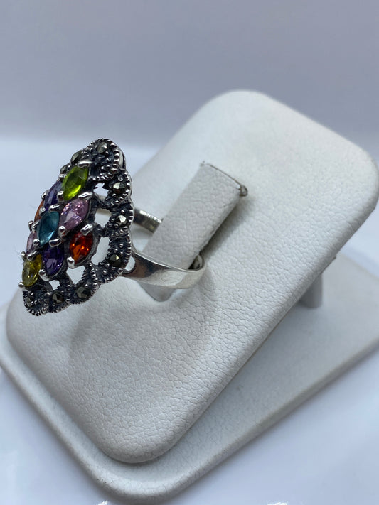 Vista lateral del anillo coctel con facetas multicolores brillando