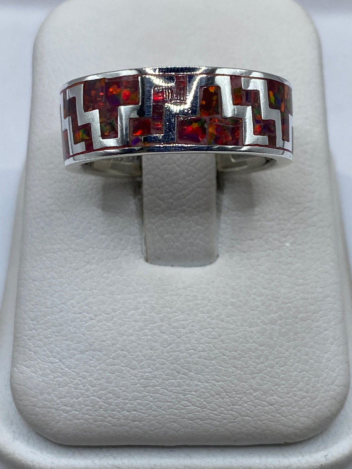 Anillo ópalo de fuego multicolor con patrón geométrico prehispánico en plata .950