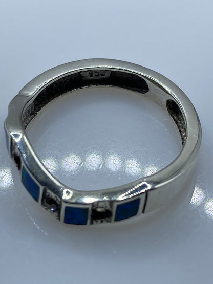 Anillo en dedo de mujer mostrando la iridiscencia natural del ópalo