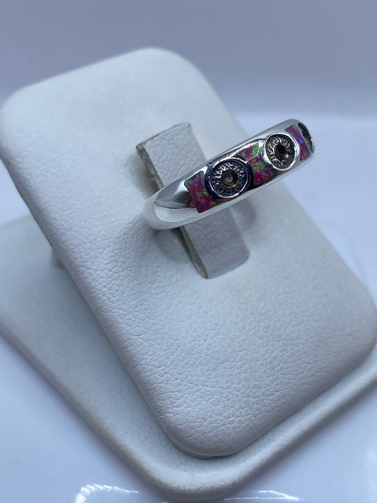 Vista lateral del anillo de plata con ópalo rosa mostrando el engaste artesanal