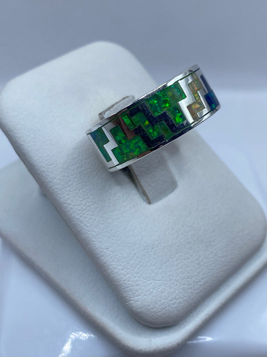 Detalle del juego de luz en el ópalo de fuego del anillo de plata pura