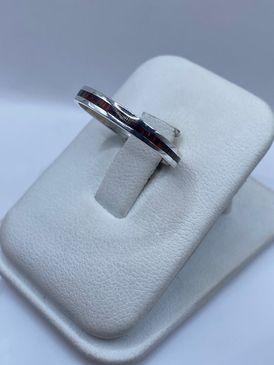 Detalle del ópalo de Fuego naranja y rojo en engarce minimalista de plata