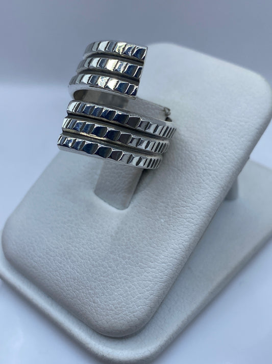 Detalle de las bandas superpuestas del anillo minimalista en plata .925