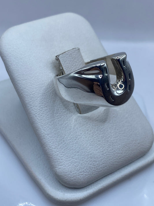 Detalle lateral del anillo herradura mostrando el pulido espejo y banda robusta