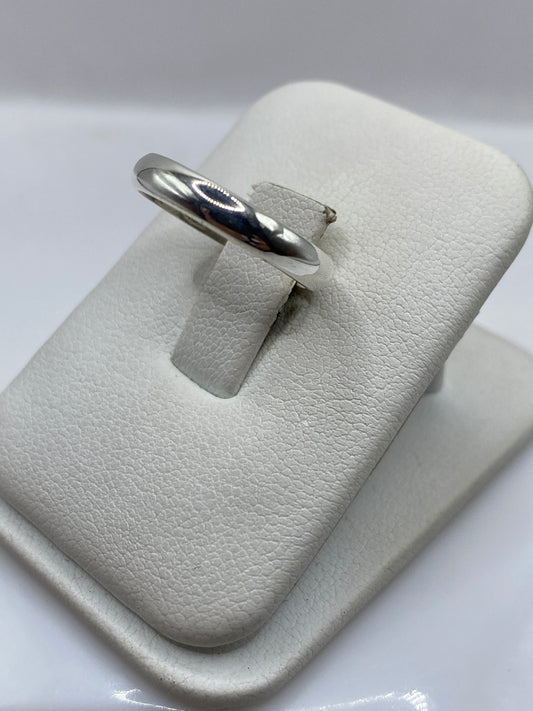 Detalle del anillo banda .925 pulido a espejo en la mano