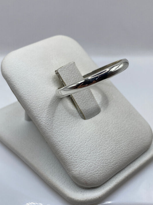 Detalle de la banda pulida espejo del anillo de plata en vista lateral